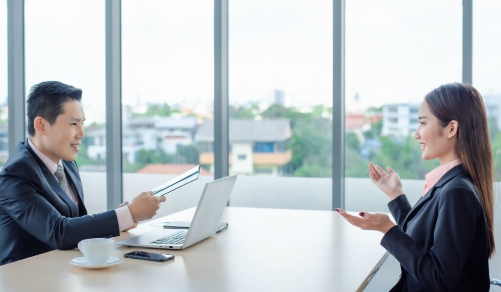 人手不足の職場で仕事を辞められないときの上司への伝え方