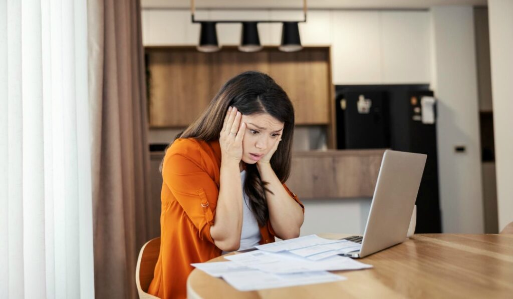 契約社員の契約満了前退職で損害賠償を請求されるケースと対処法