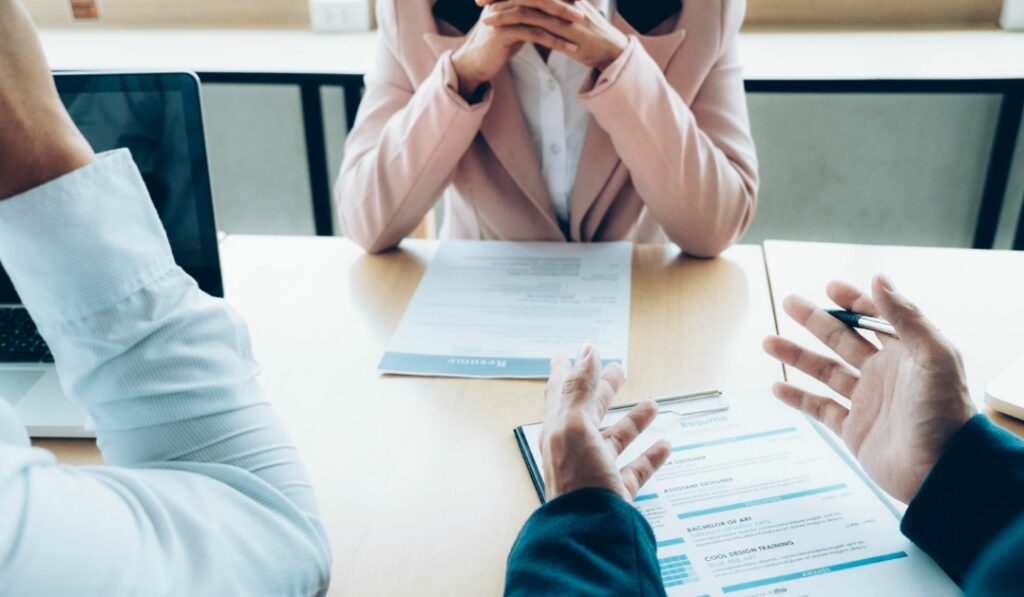 契約社員が契約満了前に退職できるケースとは