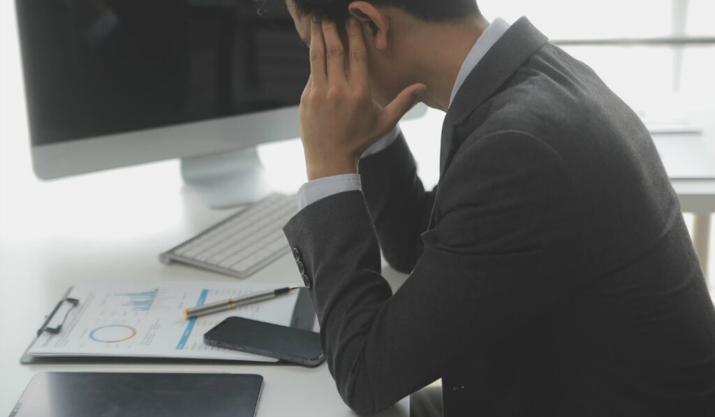 親に電話してバラす会社は退職後にトラブルも。事例と対策
