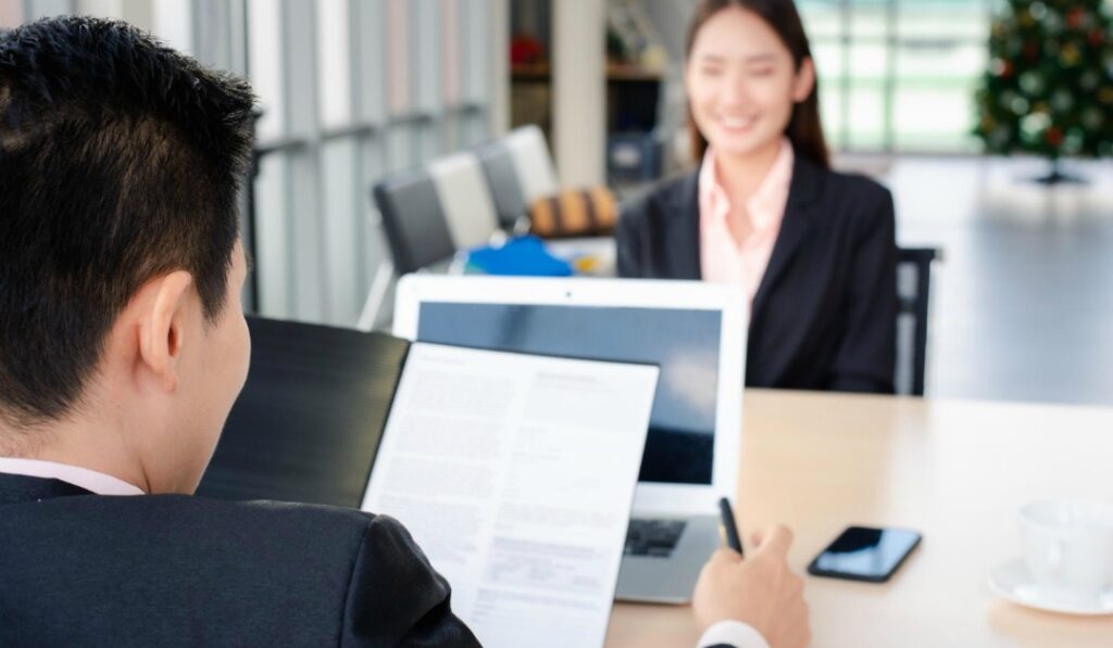 契約社員と派遣社員の契約満了前退職における手続きの違いと注意点