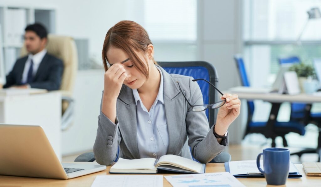 職場のストレスや人間関係が朝泣く症状に与える影響