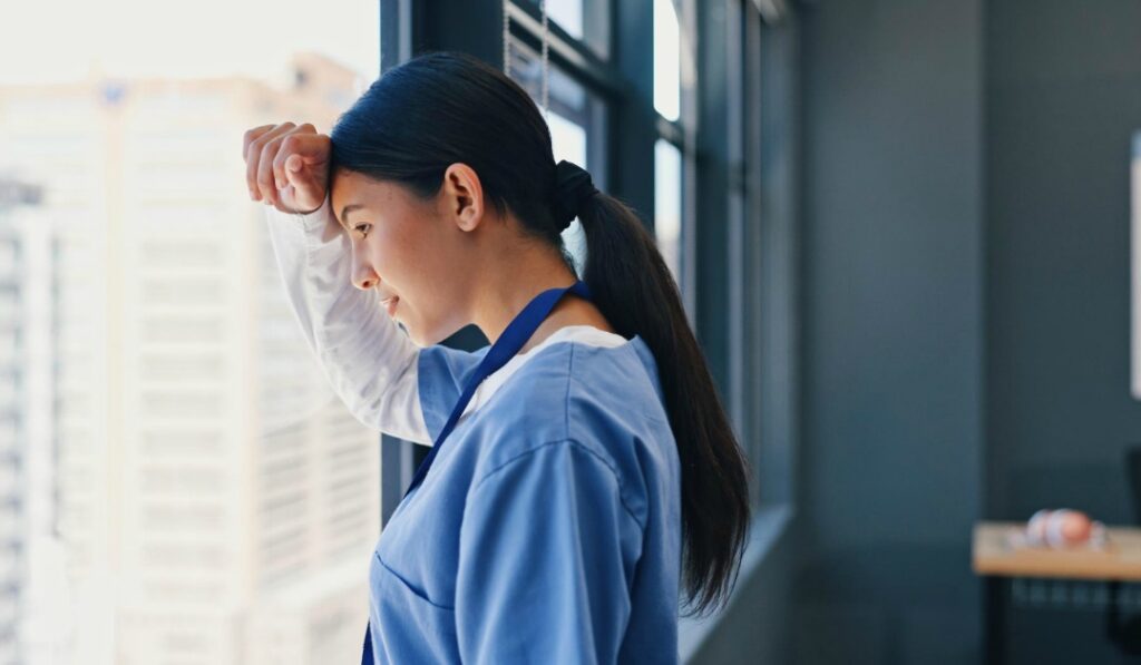 介護を辞めたいと感じる主な理由とは？職場の現実と悩み