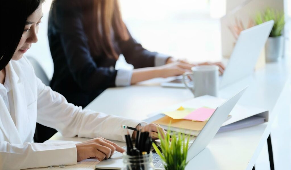 退職代行を使っても引き継ぎは必要?ユーザーの不安と法的リスク