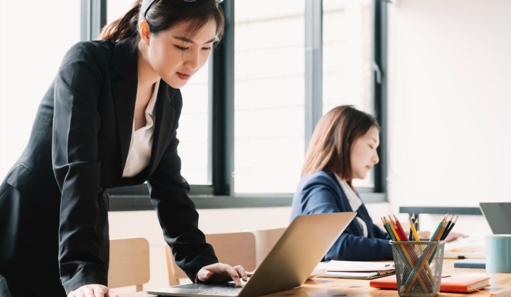 ブラック企業や精神的負担など、退職代行を使う理由と背景