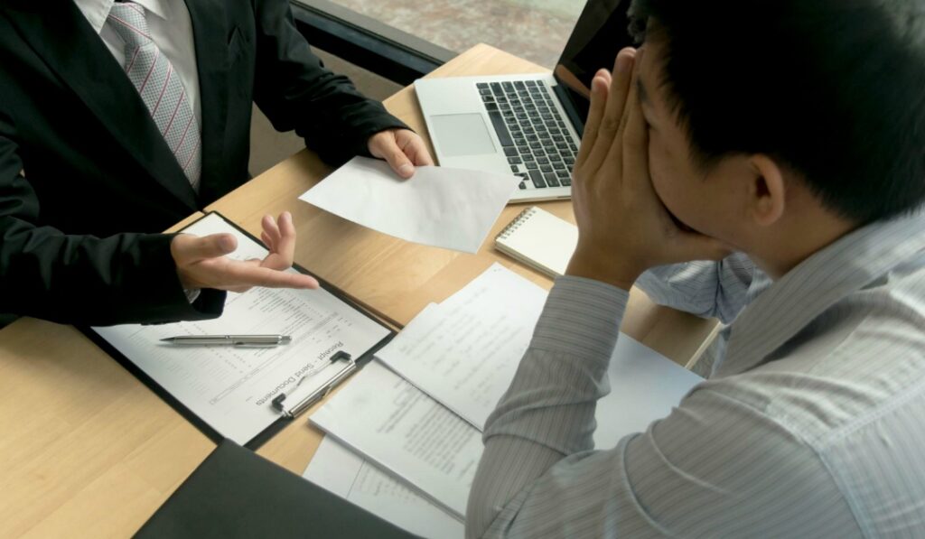 即日退職で損害賠償請求されるケース