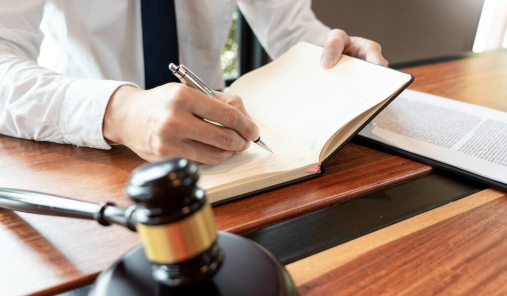 就業規則の「退職6ヶ月前ルール」は違法なのか?労働基準法・民法から解説