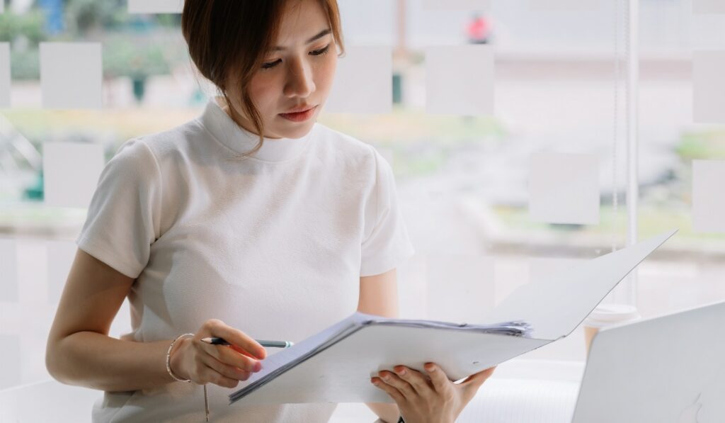 業務委託を辞める際にまず確認すべき契約内容