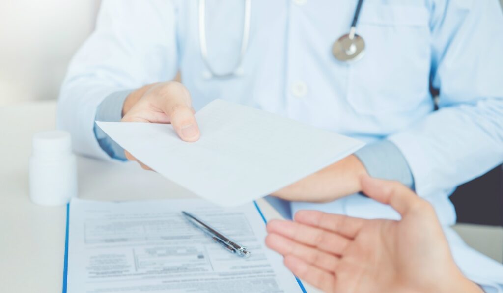 胃潰瘍で退職する場合に診断書は必要？