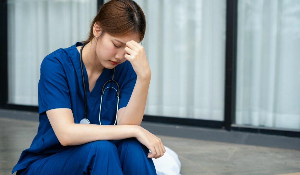 看護師が退職代行を依頼する理由｜人間関係やストレス問題