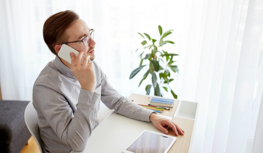 会社から電話が来たら無視していい？