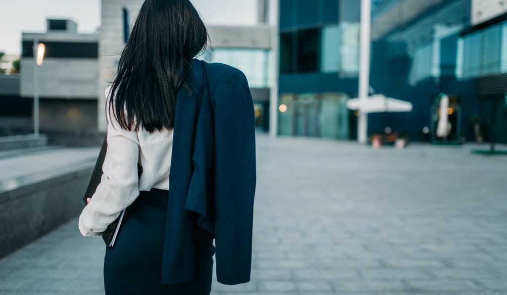 会社を突然辞めることは法律上できる？