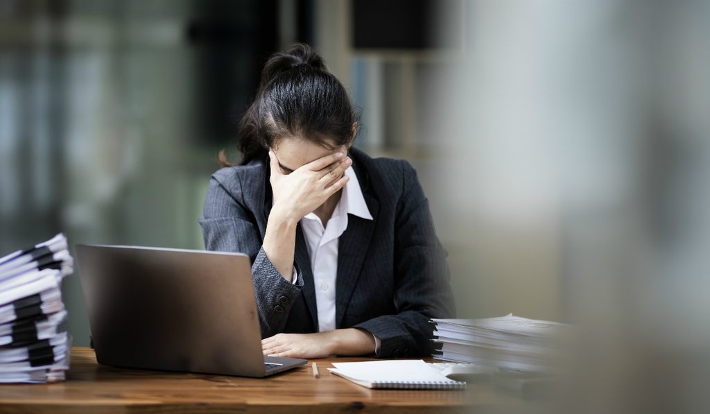会社が退職させてくれない場合でも承認なしで辞められる?