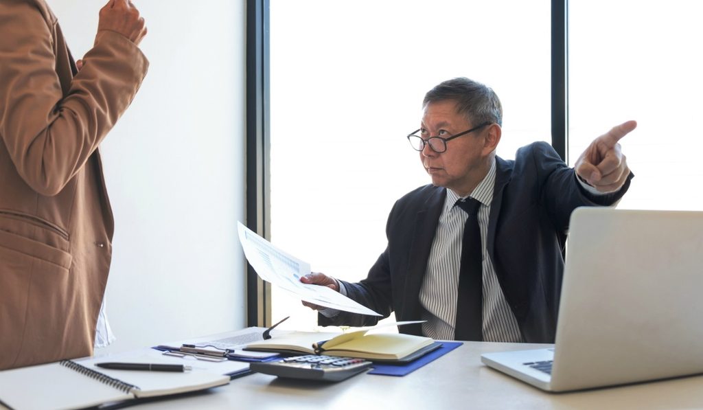 退職届を受理しないことは違法？会社の対応別に解説